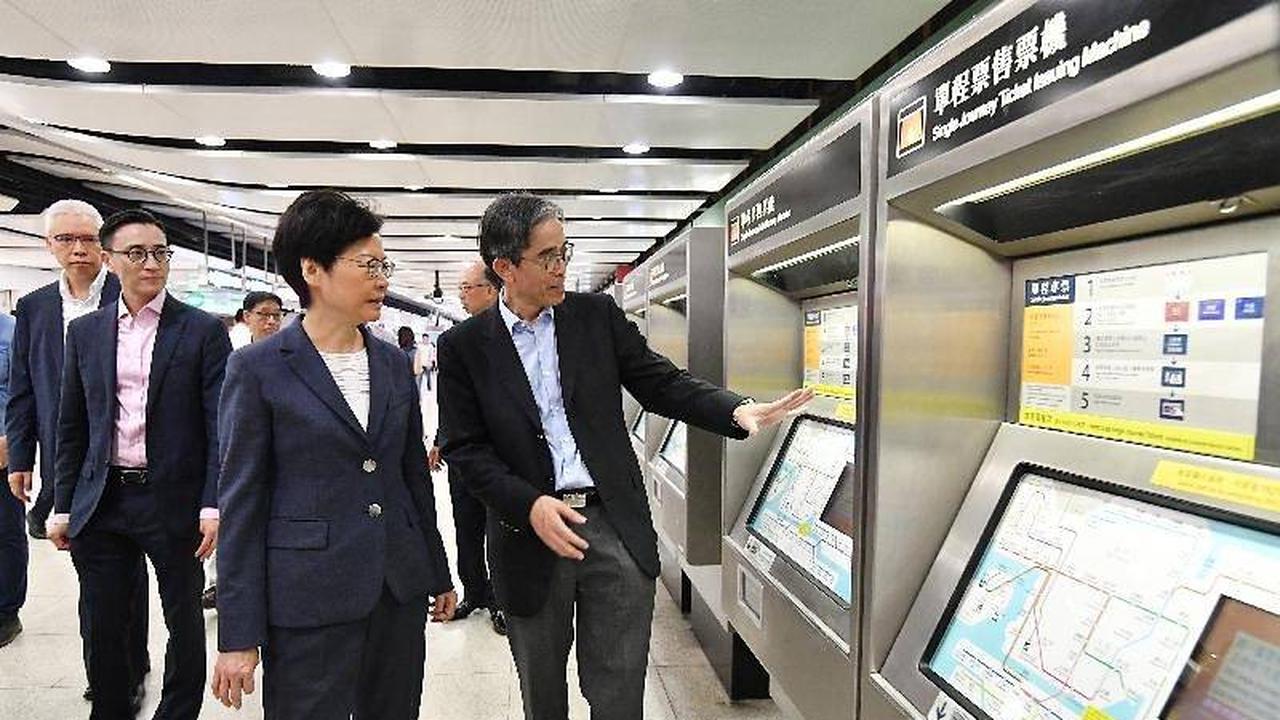 Kepala Eksekutif Hong Kong Carrie Lam mengunjungi stasiun Central MTR yang rusak akibat unjuk rasa. (AFP)