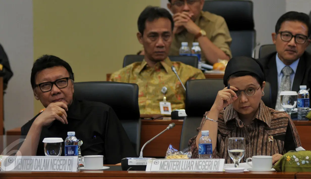 Mendagri Tjahjo Kumolo dan Menlu Retno Lestari Priansari Marsudi saat menghadiri rapat pembahasan Rancangan Undang-undang APBN 2016 dengan Banggar DPR di Komplek Parlemen DPR, Jakarta, Rabu (9/9/2015). (Liputan6.com/Johan Tallo)