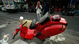 Pengunjung memotret karya instalasi pada Jogja Street Sculpture Project di Jalan Mangkubumi , (30/10/15).Sejumlah karya seni patung di paang di ruang publik yang di ikuti oleh 32 pematung. (Foto /Boy T Harjanto)