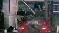 Mobil Sedan Menabrak Apotek Senopati, Jakarta Selatan