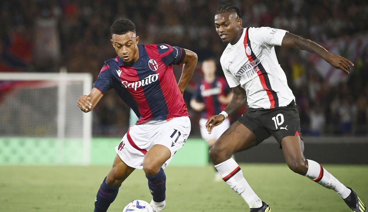 Pemain AC Milan, Rafael Leao, berebut bola dengan pemain Bologna, Dan Ndoye, pada pekan pertama Serie A di Stadion Renato Dall'Ara, Selasa (22/8/2023). AC Milan menang dua gol tanpa balas. (Massimo Paolone/LaPresse via AP)