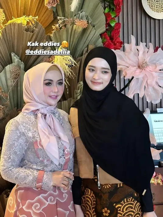 Inara Rusli tampil stylish dengan padu padan wastra modern. Ia mengenakan kain lilit batik warna cokelat yang dipadukan dengan cropped blazer warba sebada dan pashmina hitam. [@marissyaichareal]