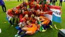 Para pemain Belanda saat merayakan keberhasilan meraih trofi juara Piala Eropa Wanita 2017 setelah mengalahkan Denmark di FC Twente Stadium, Enschede, (6/8/2017). Belanda menang 4-1. (AFP/John Thys)
