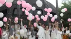 Sejumlah balon dilepaskan saat pesta pernikahan Vokalis band Seventeen Ifan dan Dylan Sahara di kawasan Ancol, Jakarta, Rabu (2/11). Ifan akhirnya resmi melepas status duda dengan selisih 10 tahun. (Liputan6.com/Herman Zakharia)