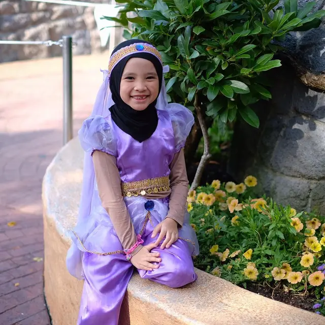 Tak Mau Tampil Terbuka, Ini 7 Potret Anak Seleb dalam Balutan Hijab