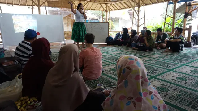 Sekolah Damai Indonesia Bandung rutin mengadakan dialog antar agama dan lintas budaya setiap Sabtu