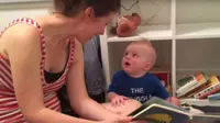 Ia tertawa saat dibacakan buku dongeng. (Youtube)