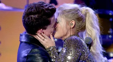 Charlie Puth (kiri) dan Meghan Trainor berciuman di panggung American Music Awards 2015  di Los Angeles , California, (22/11). Charlie Puth dikenal setelah menyanyikan Sountrack film  Furious 7 "See You Again". (Kevin Winter/AFP)