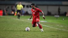 Pemain Borneo FC, Habibi Akbar Yusuf, menggiring bola saat berhadapan dengan Persib Bandung pada lanjutan Piala Presiden 2024 di Stadion Si Jalak Harupat, Kabupaten Soreang, Bandung, Senin (22/7/2024). (Bola.com/Nandang Permana)