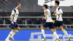 Pemain Tottenham Hotspur Gareth Bale (kiri,) mendapat selamat dari rekan setimnya Sergio Reguilon dan Son Heung-min usai mencetak gol ke gawang Brighton and Hove Albion pada pertandingan Liga Premier Inggris di Tottenham Hotspur Stadium, London, Minggu (1/11/2020). (Mike Hewitt/Pool via AP)