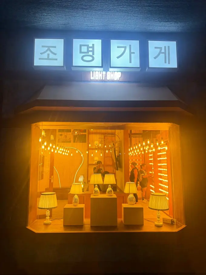 Instalasi bertajuk "Light Shop" hadir di Central Park (Dok/Fimela.com/Rianti Fitri Wulandari)