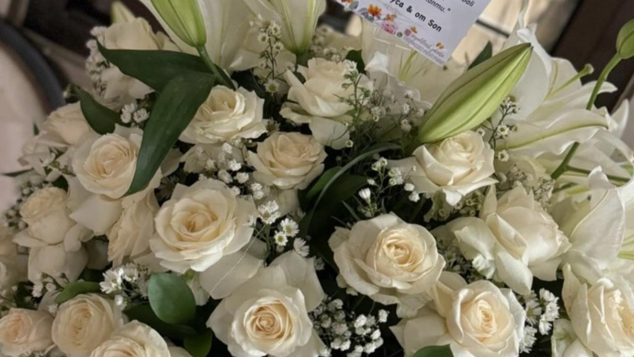 Ayu Mendapatkan Mawar Putih