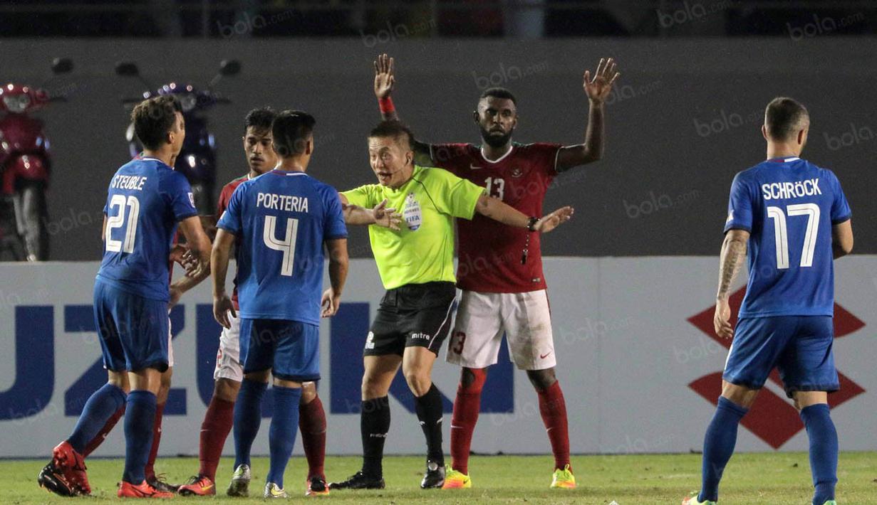 Bek Timnas Indonesia, Yanto Basna, terlibat konflik dengan pemain Filipina pada laga Piala AFF 2016 di Philippine Sports Stadium, Filipina, Selasa (22/11/2016). Kedua tim bermain imbang 2-2. (Bola.com/Nicklas Hanoatubun)