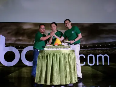 COO KMK Online, Manuel Irwanputera (kanan) bersalaman dengan CEO KMK Adi Sariaatmadja (tengah) dan HOO Bola.com, Darojatun saat launching portal berita olahraga online Bola.com di Jakarta, Selasa (28/4/2015). (Liputan6.com/Helmi Fithriansyah)