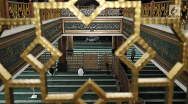 Aktivitas jemaah saat beribadah di Masjid Agung Al-Barkah, Bekasi, Jawa Barat, Rabu (15/5/2019). Masjid Agung Al-Barkah Bekasi dibangun pada 1890 yang dipelopori oleh Penghulu Lanraad (alm) Haji Abdul Hamid. (merdeka.com/Iqbal Nugroho)