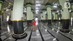 Petugas menyemprotkan cairan disinfektan di Masjid Kauman Semarang,  Jawa Tengah, Senin (16/3/2020). Penyemprotan dilakukan untuk mencegah penyebaran virus corona COVID-19. (Liputan6.com/Gholib)