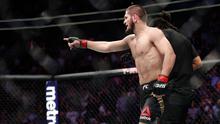 Khabib Nurmagomedov usai mengalahkan Conor McGregor dalam pertarungan UFC 229 di Las Vegas, AS (6/10). Nurmagomedov mengalahkan McGregor dan berhasil keluar sebagai pemenangnya. (AP Photo/John Locher)