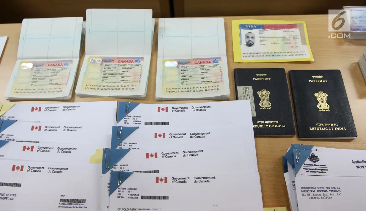Sejumlah barang bukti kasus pemalsuan visa asing ditunjukkan di Kantor Imigrasi Kelas I Jakarta Pusat, Selasa (6/3). Pihak imigrasi mengamankan empat warga negara asing (WNA). (Liputan6.com/Arya Manggala)