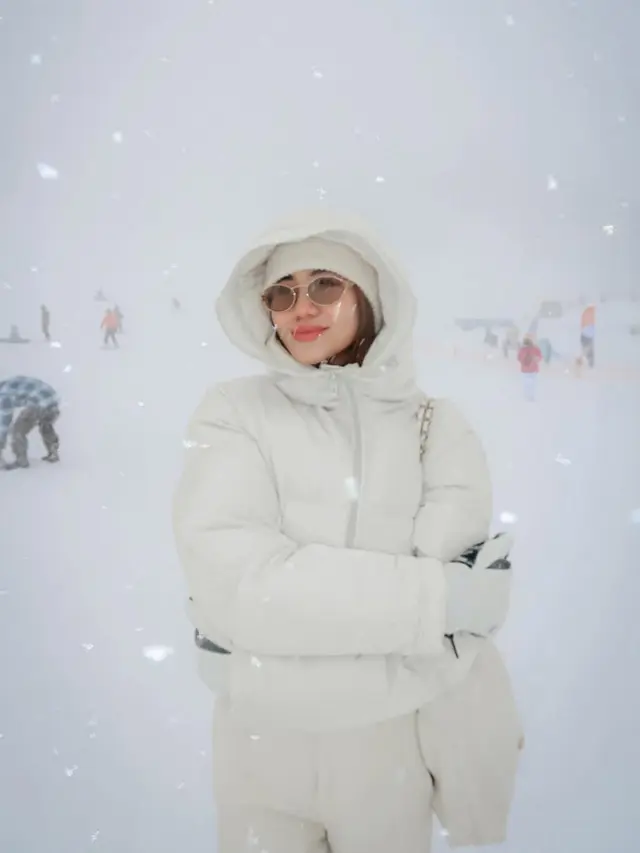 8 Inspirasi Padu Padan Jaket Puffer untuk Liburan Musim Dingin ala Fuji An,  Azizah Salsha, hingga Aaliyah Massaid