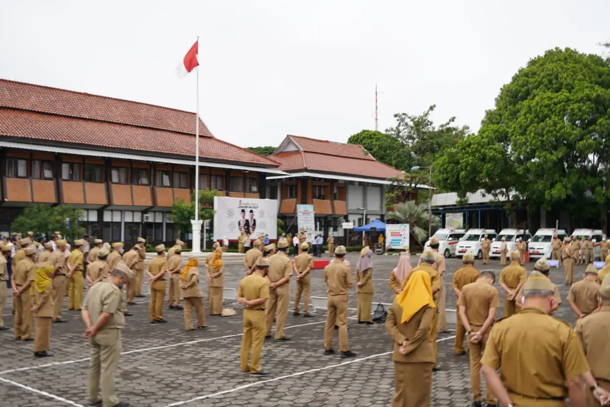 Ratusan ASN atau PNS di lingkungan Setda Garut, Jawa Barat, akhirnya kembali melayani masyarakat, setelah sepekan lingkungan Setda diisolasi, akibat penyebaran Covid-19.
