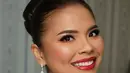Hasil riasan Makeup Artist Djanur Mekarsari tampak sempurna merepresentasikan adat budaya Batak dengan makeup bold dan tegas. @djanurms.mua/@myrnamyura]