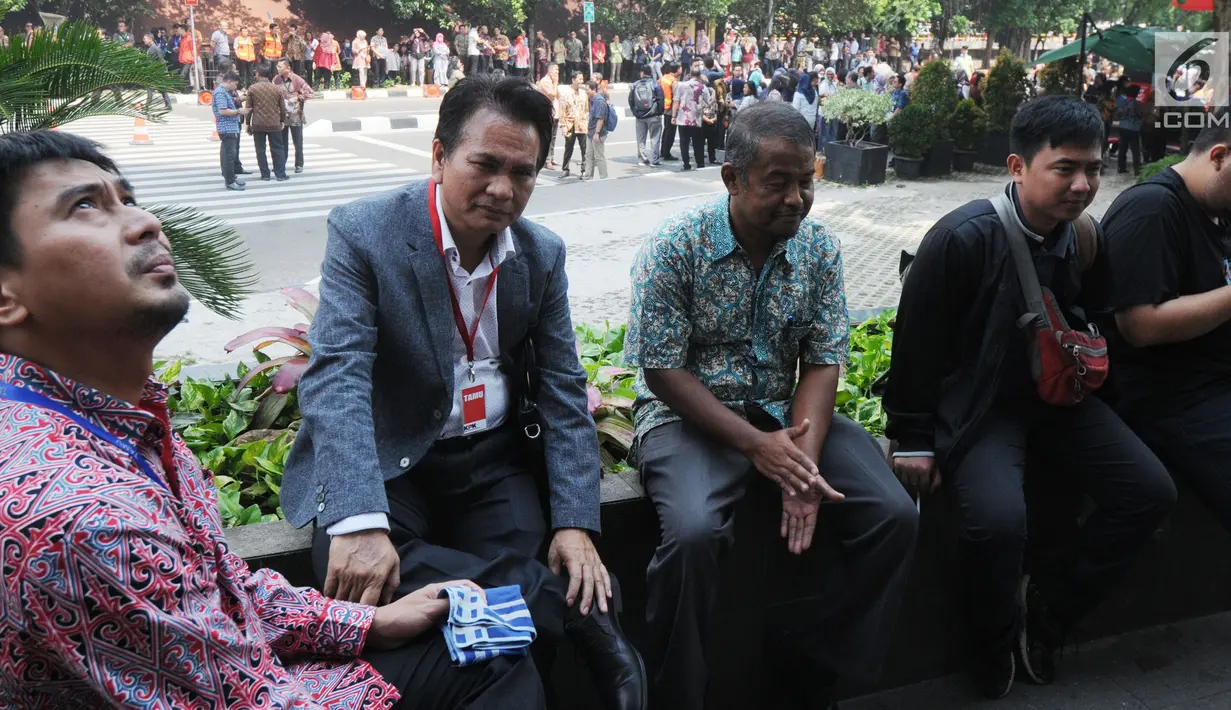 Karyawan berada di luar gedung KPK setelah proses evakuasi ketika simulasi penanggulangan kebakaran, Jakarta, Jumat (14/9). Kegiatan tersebut bekerjasama dengan Dinas Penanggulangan Kebakaran dan Penyelamatan (DPKP) Provinsi DKI (Merdeka.com/Dwi Narwoko)
