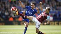 Gelandang West Ham, Mark Noble, beradu kaki dengan gelandang Leicester, Danny Drinkwater, pada laga Liga Premier Inggris di Stadion King Power, Leicester, Minggu (18/4/2016). Namun The Hammers sempat berbalik unggul 2-1. (AFP/Adrian Dennis)
