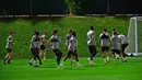 Para pemain Liverpool berlatih jelang menghadapi Monterrey pada babak semifinal Piala Dunia Antarklub di Qatar University Stadium, Doha, Senin (16/12/2019). Liverpool akan menghadapi Monterrey pada 18 Desember 2019. (Giuseppe CACACE/AFP)