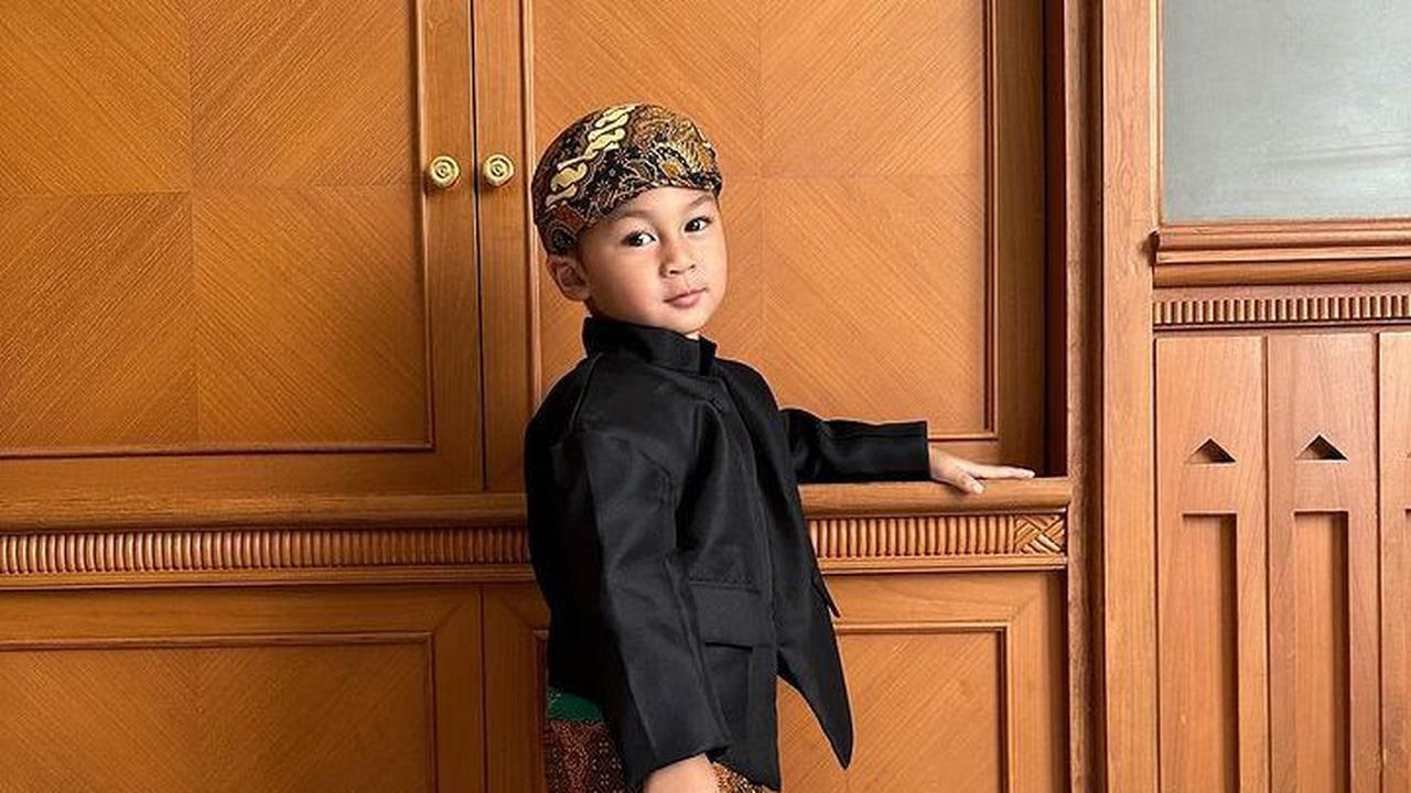 Potret Kiano bergaya di depan kamera. Kiano kini menginjak usia 3 tahun. Kiano akan menginjak usia 4 tahun pada 27 Desember mendatang.