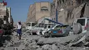 Seorang pria berjalan melewati puing-puing gedung yang runtuh di kompleks kepresidenan, di Sanaa, Yaman (7/5). Akibat serangan ini sedikitnya enam orang tewas dan sekitar 30 orang terluka. (AP Photo/Hani Mohammed)