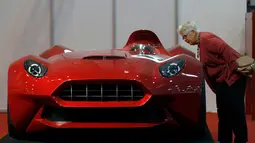 Pengunjung melihat mobil konsep Sbarro Miglia di Essen Motor Show, Jerman, Jumat (27/11).(REUTERS/Ina Fassbender)