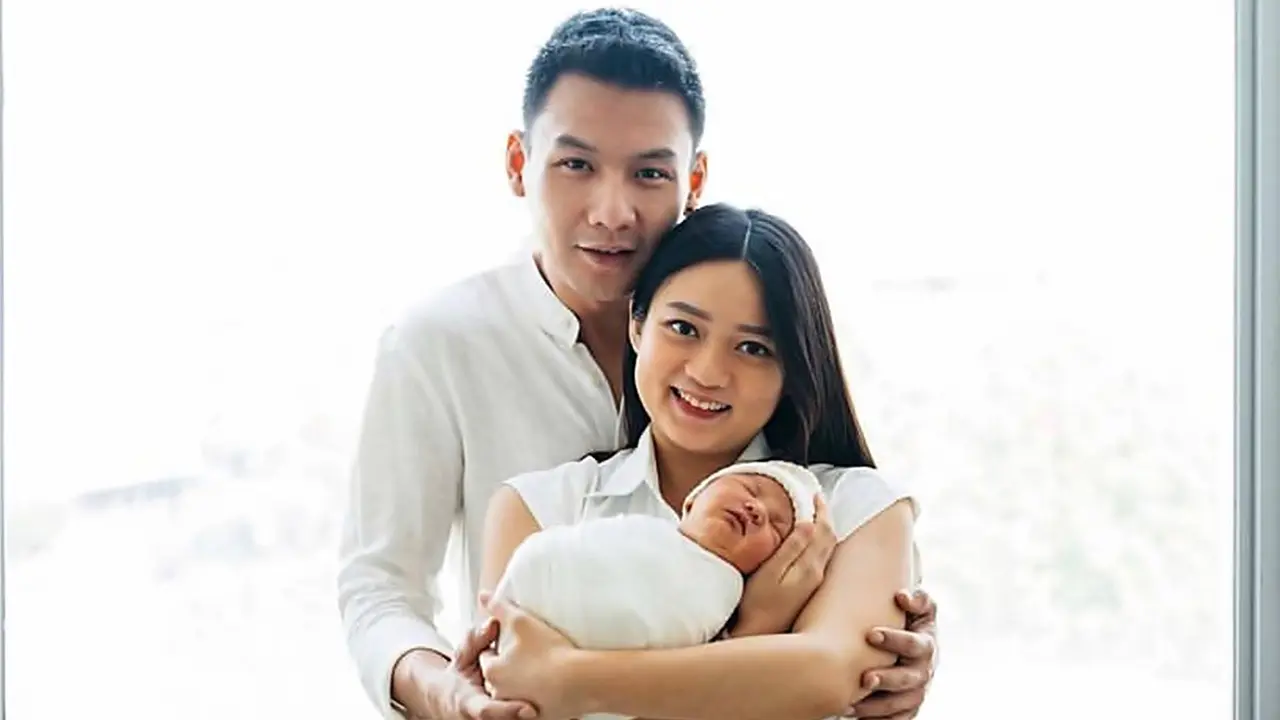 Tampil Kompak, Ini Pemotretan Keluarga Fendy Chow dan Stella Cornelia Bersama Buah Hati