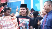 Tawa Dul Jaelani di hari bebasnya sang ayah, Ahmad Dhani. (Adrian Putra/Fimela.com)