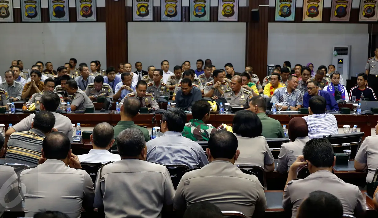 Suasana rapat tertutup yang dilakukan oleh anggota kepolisian Polda Metro Jaya, Jakarta, Selasa (13/10/2015). Rapat membahas tempat digelarnya final piala presiden.(Liputan6.com/Yoppy Renato)