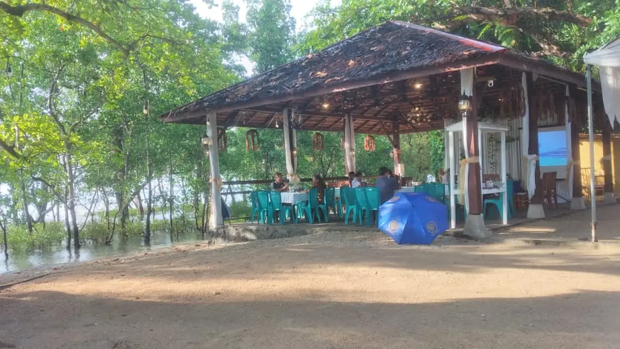 Lotus Resort menawarkan nuansa laut dan hutan bakau yang alami di pesisir Pantai Mokupa, Minahasa, Sulut.