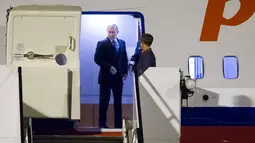 Presiden Rusia Vladimir Putin saat akan turun dari pesawat setibanya di Hamburg, Jerman, Kamis (6/7). Sejumlah kepala negara telah tiba di Hamburg jelang pembukaan KTT G20 pada 7-8 Juli 2017. (AP/Alexander Zemlianichenko)