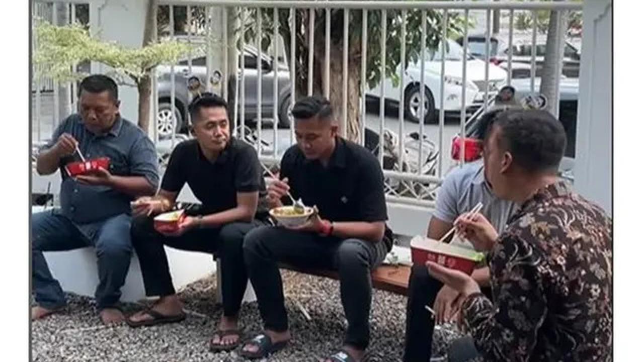 6 Potret Arumi Bachsin dan Emil Dardak Gelar SyukuranUltahAnak, Sederhana di Rumah