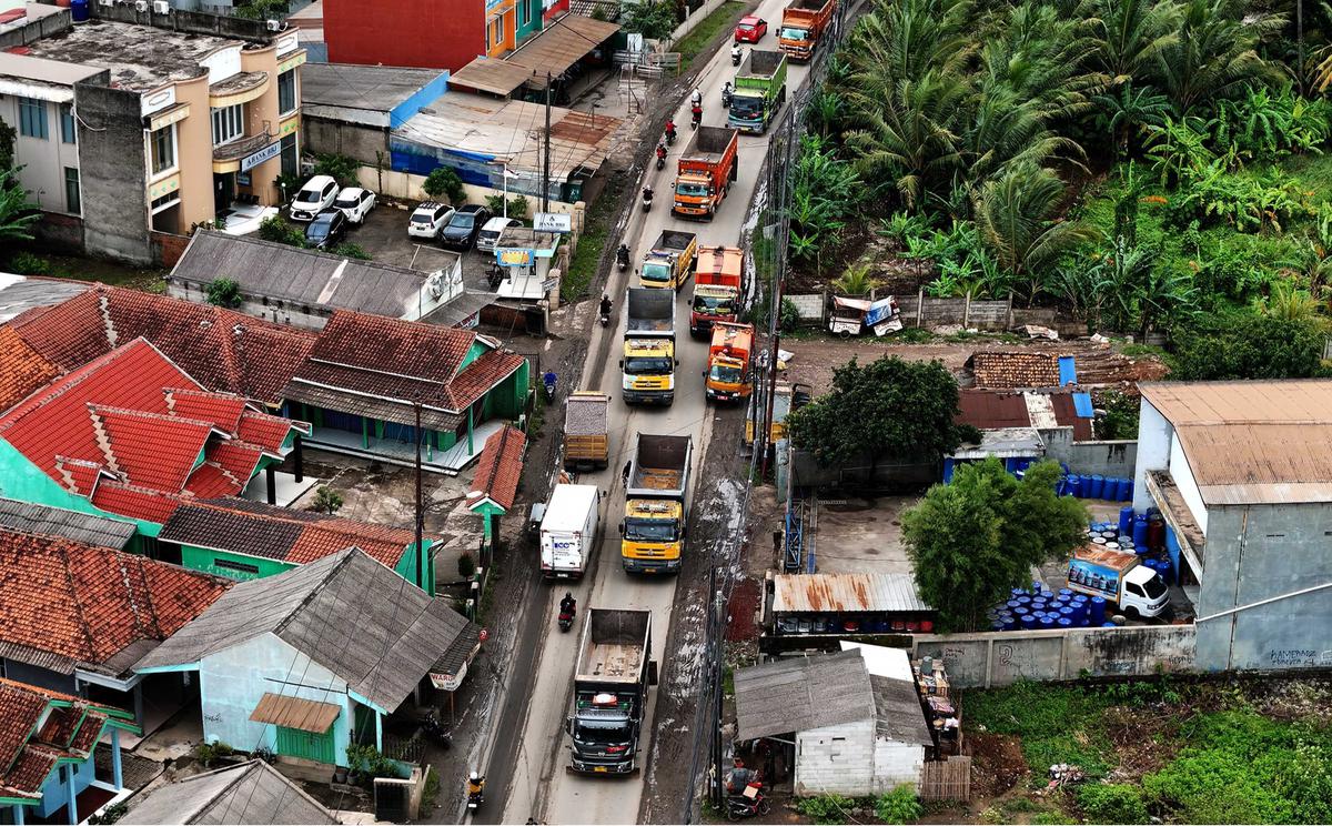 Antrean truk tambang di Parung Panjang
