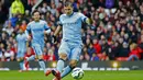 Sergio Aguero mencetak gol keduanya untuk memperkecil kedudukan menjadi 2-4  (Reuters / Jason Cairnduff)