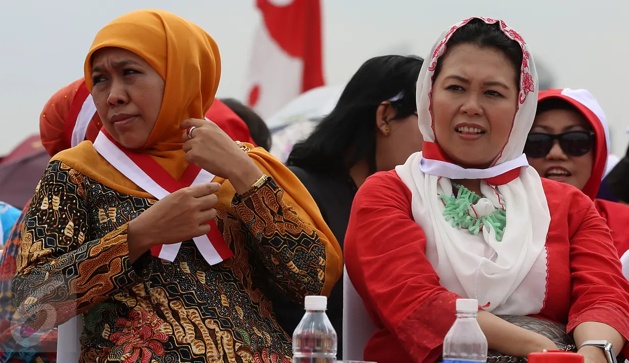 Mensos, Kofifah Khofifah Indar Parawansa bersama Direktur The Wahid Institute, Yenny Wahid menghadiri Silaturahmi Nusantara Bersatu, Jakarta, (30/11). Gema Nusantara Bersatu ini untuk menunjukkan kebinekaan bangsa Indonesia. (Liputan6.com/Johan Tallo)