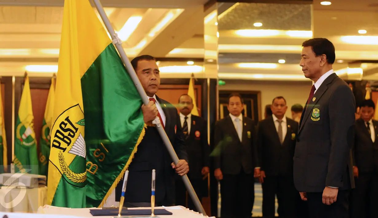 Ketua KONI Pusat, Tono Suratman (kiri) bersiap menyerahkan pataka PBSI kepada Ketua Umum PP PBSI Wiranto saat pelantikan di Jakarta, Kamis (19/1). Wiranto menjabat sebagai Ketua Umum PP PBSI periode 2016-2020. (Liputan6.com/Helmi Fithriansyah)