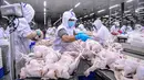 Pekerja menimbang ayam di pabrik daging dan unggas di Shenyang di provinsi Liaoning timur laut China (26/8/2021).  (AFP/STR/China Out)