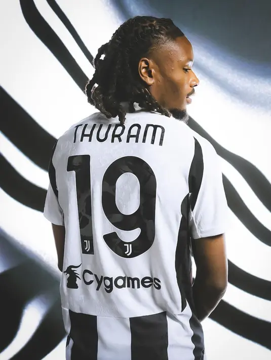 Tampak belakang jersey Juve didominasi ruang putih kosong untuk nama dan nomor pemain, dengan aksen garis hitam putih di bagian bawah.  (FOTO: instagram.com/juventus/?hl=id)