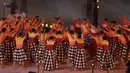 Tari Kecak dari Bali ditampilkan saat pembukaan Asian Para Games di SUGBK, Jakarta, Sabtu (06/10/2018). Pembukaan Asian Para Games kental dengan nuansa nusantara. (Bola.com/M Iqbal Ichsan)