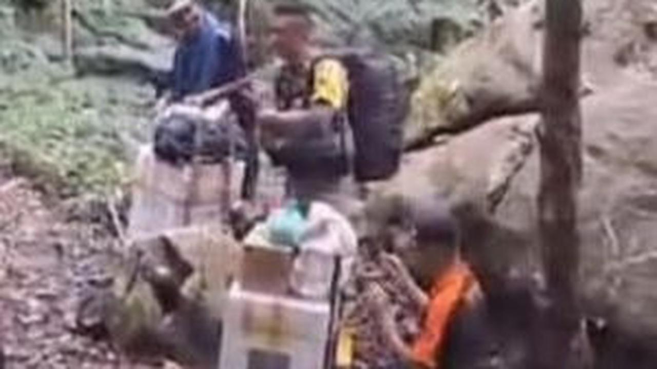 Perjuangan Polisi di Pelosok, Tiga Hari Jalan Kaki Kawal Distribusi Logistik Pemilu dan Terancam Dimangsa Binatang Buas