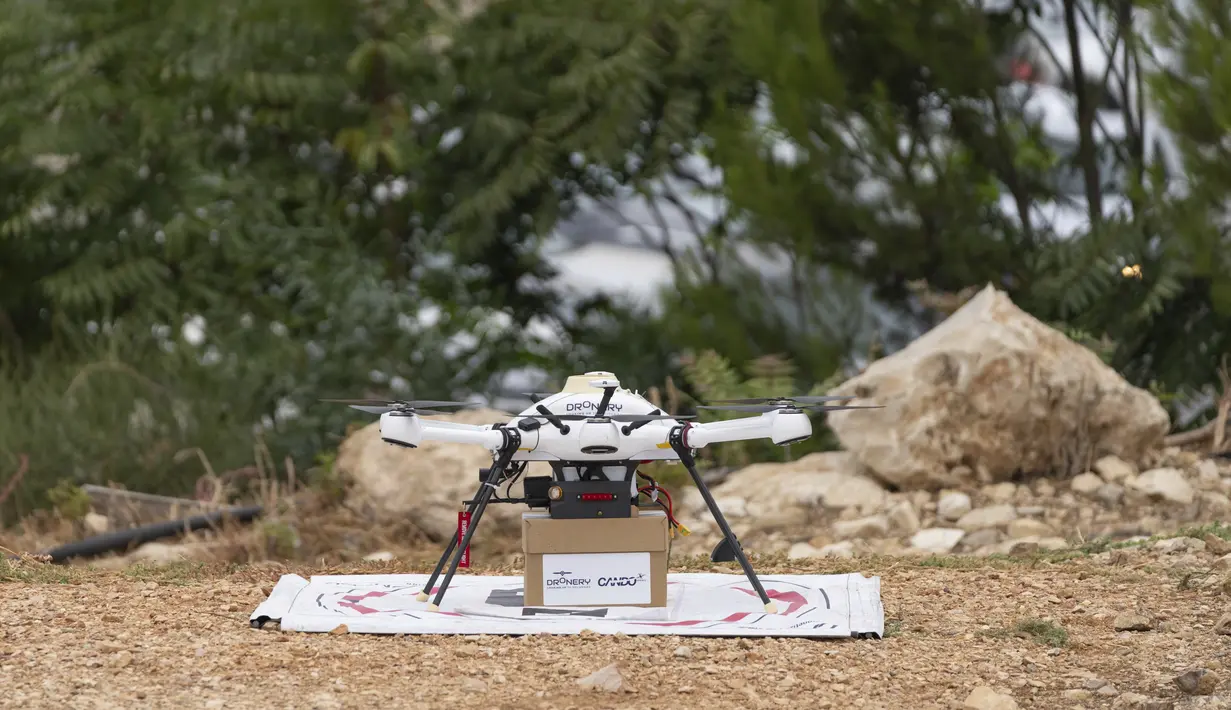 Taksi drone otomatis akan lepas landas saat peluncuran teknologi tanpa pengemudi di luar Hadassah Medical Center di Yerusalem, Rabu, 13 September 2023. (AP Photo/Ohad Zwigenberg)