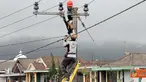 Citizen6, Jakarta: Petugas PLN sedang melakukan pemeliharaan Jaringan Tegangan Menengah (JTM) dalam upaya meningkatkan kehandalan pasokan listrik kepada pelanggan. (Pengirim: Agus Trimukti)