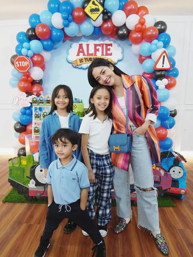 Ririn Dwi Ariyanti rayakan ulang tahun anak ketiga tanpa kehadiran Aldi Bragi