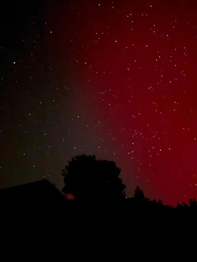 Nana Mirdad menikmati indahnya aurora. [Foto: Instagram/nanamirdad_]