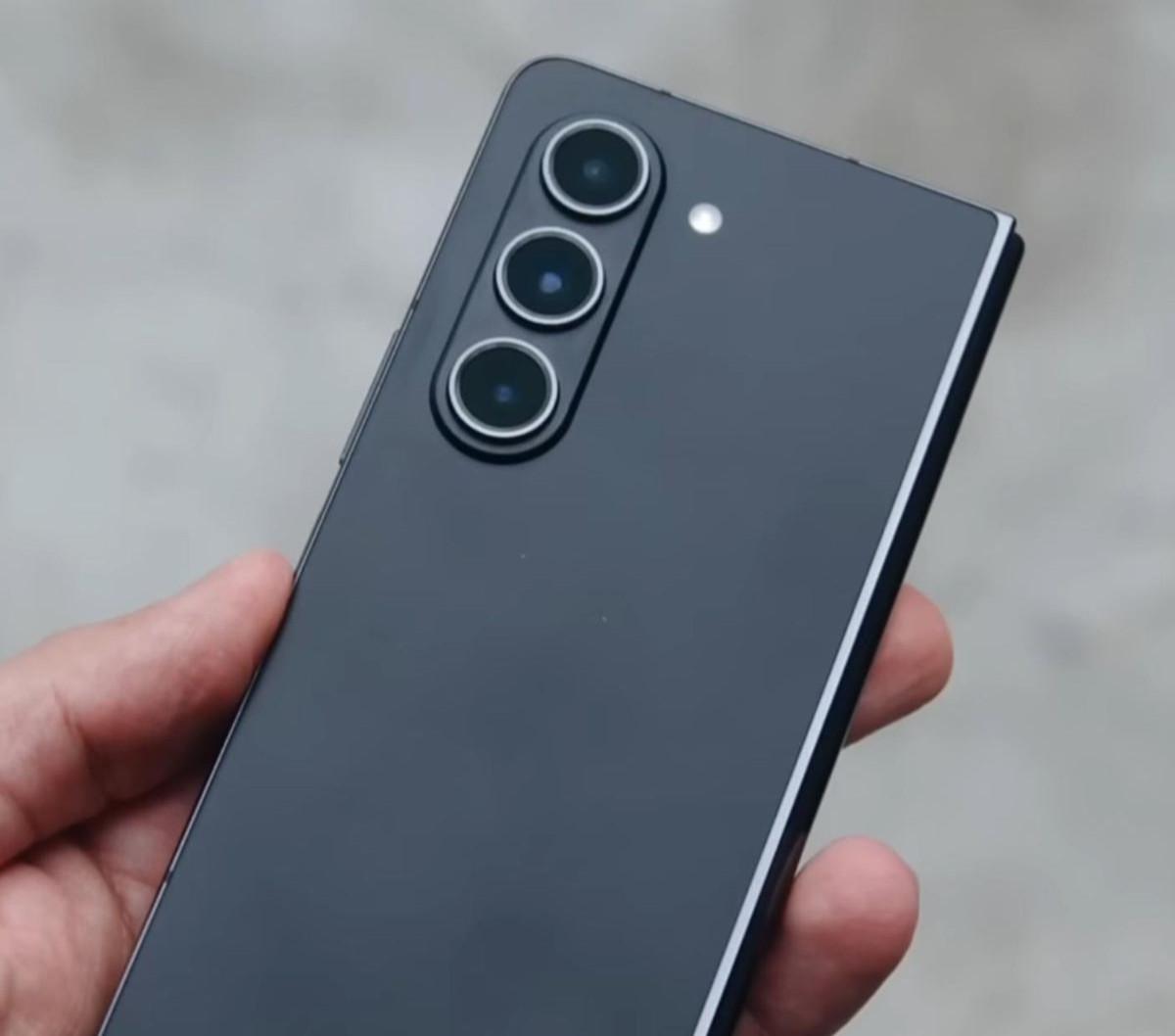 Gosipnya, pada 2024 Samsung akan menghadirkan perangkat Galaxy Fold dengan harga lebih rendah yang dinantikan.